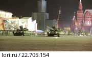 Ночная репетиция парада на Красной площади в честь 71-й годовщины Дня Победы. Колонна танков Т-90 (2016 год). Редакционное видео, видеограф Игорь Долгов / Фотобанк Лори