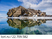 Зеркальное отражение острова в воде озера Байкал. Стоковое фото, фотограф Алексей Стрелюк / Фотобанк Лори