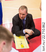 БК Neptunas главный тренер Kazys Maksvytis во время тайм-аута (2013 год). Редакционное фото, фотограф Pavel Shchegolev / Фотобанк Лори