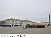 Оцепление на Дворцовой площади во время подготовки к параду победы в Петербурге (2016 год). Редакционное фото, фотограф Максим Мицун / Фотобанк Лори
