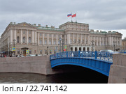 Синий мост и здание Законодательного Собрания Санкт-Петербурга (2016 год). Редакционное фото, фотограф Максим Мицун / Фотобанк Лори