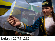 Девушка в национальном платье во время празднования крымско-татарского праздника Хыдырлез в Бахчисарайском районе Республики Крым (2016 год). Редакционное фото, фотограф Николай Винокуров / Фотобанк Лори