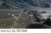 Вид с вулкана Тейде на долину с дорогой TF-21, гостиницей Parador Las Canadas del Teide и скалами Roque Cinchado. Тенерифе, Канары, Испания (2016 год). Стоковое видео, видеограф Кекяляйнен Андрей / Фотобанк Лори