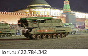 Ночная репетиция парада на Красной площади в честь 71-й годовщины Победы. Самоходные зенитно-ракетные комплексы 9К331 "Тор-М1" и 9К37 "Бук" (2016 год). Редакционное видео, видеограф Игорь Долгов / Фотобанк Лори