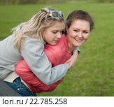 Две весёлые девушки на прогулке. Стоковое фото, фотограф Игорь Низов / Фотобанк Лори