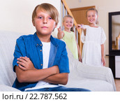 Little sisters teasing big brother. Стоковое фото, фотограф Яков Филимонов / Фотобанк Лори