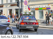 Патриотичный ВАЗ-2115 Lada Samara в день Победы на улице Маросейке в Москве (2015 год). Редакционное фото, фотограф Алёшина Оксана / Фотобанк Лори