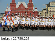 Парадный расчет девушек-курсантов Военного университета МО России и Вольского военного института материального обеспечения (ВА МТО) имени А.В. Хрулева на параде, посвященном Дню Победы, в Москве, 2016. Редакционное фото, фотограф Алексей Гусев / Фотобанк Лори