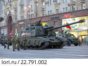 Репетиция парада в честь Дня Победы в Москве. Сбор военной техники на Тверской улице для прохождения по Красной площади. 2С19 Мста-С (по классификации НАТО - M1990 «Farm») - российская 152-мм дивизионная самоходная гаубица (2016 год). Редакционное фото, фотограф Игорь Долгов / Фотобанк Лори