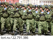 Десантники 331-го гвардейского парашютно-десантного Костромского полка на параде, посвященном Дню Победы, Москва, Красная площадь, 2016. Редакционное фото, фотограф Алексей Гусев / Фотобанк Лори