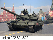 Российский основной боевой танк Т-90А на параде, посвященном Дню Победы, Москва, Красная площадь, 2016. Редакционное фото, фотограф Алексей Гусев / Фотобанк Лори