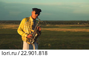 Саксофонист на природе. Стоковое видео, видеограф Сергей Мнацаканов / Фотобанк Лори