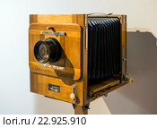 Фотоаппарат рамочный ФКД 13х18, экспонат Музея истории фотографии, город Санкт-Петербург (2016 год). Редакционное фото, фотограф Вячеслав Палес / Фотобанк Лори