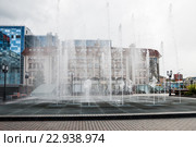 Город Тула. Музыкальный фонтан перед торгово-развлекательным центром "Гостиный двор" весной на фоне пасмурного неба (2016 год). Редакционное фото, фотограф Игорь Низов / Фотобанк Лори