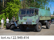 Военный финский грузовик  Sisu A45 принимает участие в параде олдтаймеров. Керимяки, Финляндия (2015 год). Редакционное фото, фотограф Виктор Карасев / Фотобанк Лори