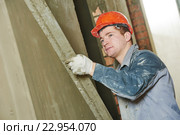 Plasterer at work with wall. Стоковое фото, фотограф Дмитрий Калиновский / Фотобанк Лори