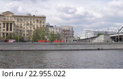 Вид на Фрунзенскую набережную со стороны Москвы-реки (2016 год). Стоковое видео, видеограф Parmenov Pavel / Фотобанк Лори