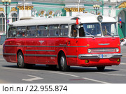 Санкт-Петербург. Парад ретро-автобусов. Междугородний автобус Икарус Люкс (2016 год). Редакционное фото, фотограф Александр Тарасенков / Фотобанк Лори