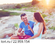 Счастливая пара с вином на природе. Стоковое фото, фотограф Дарья Петренко / Фотобанк Лори
