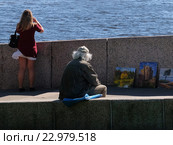 Санкт-Петербург. Художник, продающий картины на набережной Невы. (2016 год). Редакционное фото, фотограф Юрий Пирогов / Фотобанк Лори