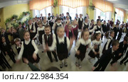 Утренняя зарядка в начальной школе, ученики в холле (2016 год). Редакционное видео, видеограф Кекяляйнен Андрей / Фотобанк Лори