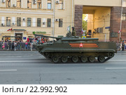 Боевая машина пехоты БМП-3 на ночной репетиции парада в честь 71-ой годовщины Победы в Великой Отечественной войне. Москва, 2016. Редакционное фото, фотограф Алексей Бок / Фотобанк Лори