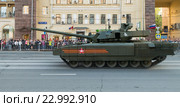 Новейший танк Т-14 "Армата" на ночной репетиции парада в честь 71-ой годовщины Победы в Великой Отечественной войне. Москва, 2016. Редакционное фото, фотограф Алексей Бок / Фотобанк Лори