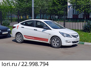Каршеринг. Автомобиль сервиса поминутной аренды автомобиля Anytimecar в Москве (2016 год). Редакционное фото, фотограф Александр Замараев / Фотобанк Лори