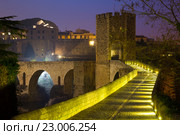 evening view of medieval bridge at Besalu. Catalonia. Стоковое фото, фотограф Яков Филимонов / Фотобанк Лори