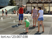 Светомузыкальный фонтан-шутиха и люди на нем (2015 год). Редакционное фото, фотограф Денис Ларкин / Фотобанк Лори