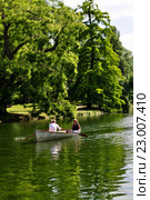 Прогулка на лодке по Нижнему озеру (le lac Inférieur), Булонский лес (le bois de Boulogne), Париж, Франция (2015 год). Стоковое фото, фотограф Дарья Кравченко / Фотобанк Лори