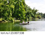 Прогулка на лодке по Нижнему озеру (le lac Inférieur), Булонский лес (le bois de Boulogne), Париж, Франция (2015 год). Стоковое фото, фотограф Дарья Кравченко / Фотобанк Лори