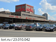 Торговый дом "Люкс". Улица Олимпийская Деревня, 4 корпус 1. Район Тропарево-Никулино. Москва (2016 год). Редакционное фото, фотограф lana1501 / Фотобанк Лори