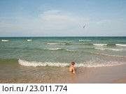 Мальчик сидит на берегу моря (2016 год). Стоковое фото, фотограф Tamara Sushko / Фотобанк Лори