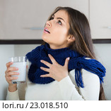 Girl with throat pain gargling throat in kitchen. Стоковое фото, фотограф Яков Филимонов / Фотобанк Лори