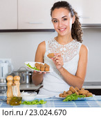 girl with tasty breadcrumbed crocchette. Стоковое фото, фотограф Яков Филимонов / Фотобанк Лори
