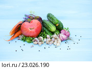 Свежие овощи на голубом фоне крупным планом. Стоковое фото, фотограф Pavel Ivanov / Фотобанк Лори