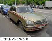 Автомобиль ГАЗ-31105 «Волга» цвета хамелеон стоит около тротуара (2016 год). Редакционное фото, фотограф Александр Замараев / Фотобанк Лори