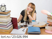 Студентка занимаясь ночью выпив много чашек кофе все равно хочет спать. Стоковое фото, фотограф Иванов Алексей / Фотобанк Лори