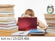 Студентка в шоке понимает что не готова еще к сдаче экзамена. Стоковое фото, фотограф Иванов Алексей / Фотобанк Лори