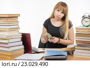 Студентка считает последние деньги чтобы дать взятку преподавателю. Стоковое фото, фотограф Иванов Алексей / Фотобанк Лори