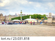 Туристы и горожане на площади Согласия в исторической части города (2014 год). Стоковое фото, фотограф Parmenov Pavel / Фотобанк Лори