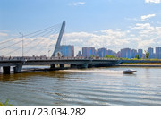 Катер рядом с автомобильным мостом через Дудергофский канал. Санкт-Петербург (2016 год). Редакционное фото, фотограф Румянцева Наталия / Фотобанк Лори