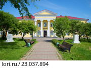 Солнечный июньский день  у здания грязелечебницы. Курорт Старая Русса (2016 год). Стоковое фото, фотограф Виктор Карасев / Фотобанк Лори