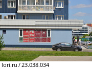 Вывеска "Аренда" и "Скоро открытие Московского Кредитного банка". Жилой комплекс "M-House". Улица Академика Янгеля, 2. Район Чертаново Южное. Москва (2016 год). Редакционное фото, фотограф lana1501 / Фотобанк Лори