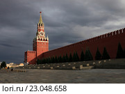 Спасская башня на фоне темного грозового неба. Красная площадь, Москва (2016 год). Стоковое фото, фотограф Яна Королёва / Фотобанк Лори