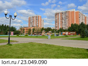 Детская игровая площадка в парке "Радуга".Семнадцатиэтажные панельные жилые дома серии П-44Т. Аллея Жемчуговой, 5 корпуса 3, 4. Район Вешняки. Москва (2015 год). Редакционное фото, фотограф lana1501 / Фотобанк Лори