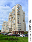 Шестиподъездный монолитный дом переменной этажности (10–12–14–27). Жулебинский бульвар, 33, корпус 1. Район Выхино-Жулебино. Москва (2015 год). Редакционное фото, фотограф lana1501 / Фотобанк Лори
