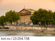 Здание Assemblee nationale (Бурбонский Дворец) - французский парламент в Париже, Франция (2015 год). Стоковое фото, фотограф Юлия Белоусова / Фотобанк Лори