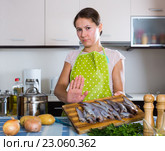 Female with foul fish that stinks. Стоковое фото, фотограф Яков Филимонов / Фотобанк Лори